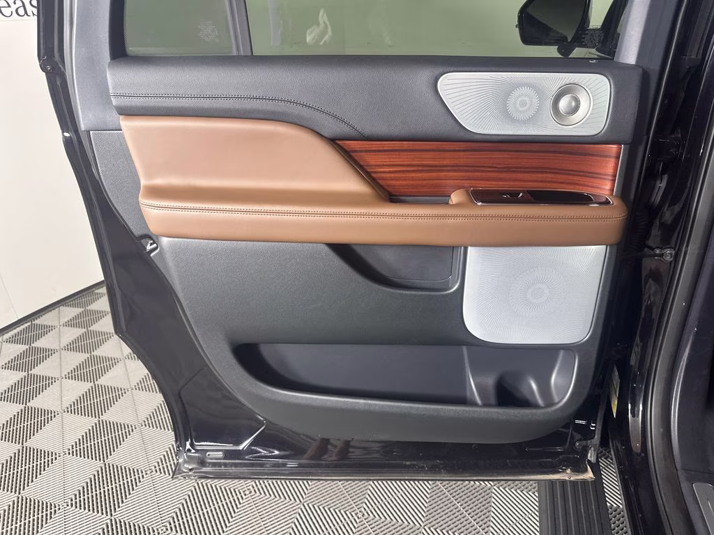 2024 Infinite Black Metallic Clearcoat Lincoln Navigator L Reserve 4X4 SUV