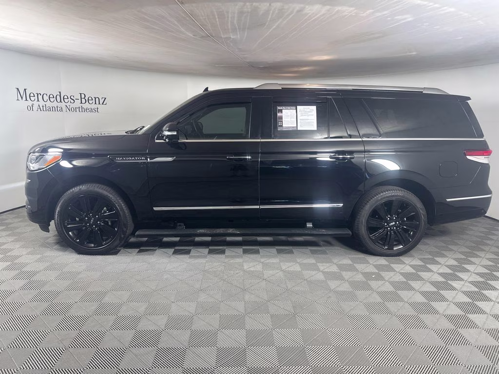 2024 Infinite Black Metallic Clearcoat Lincoln Navigator L Reserve 4X4 SUV