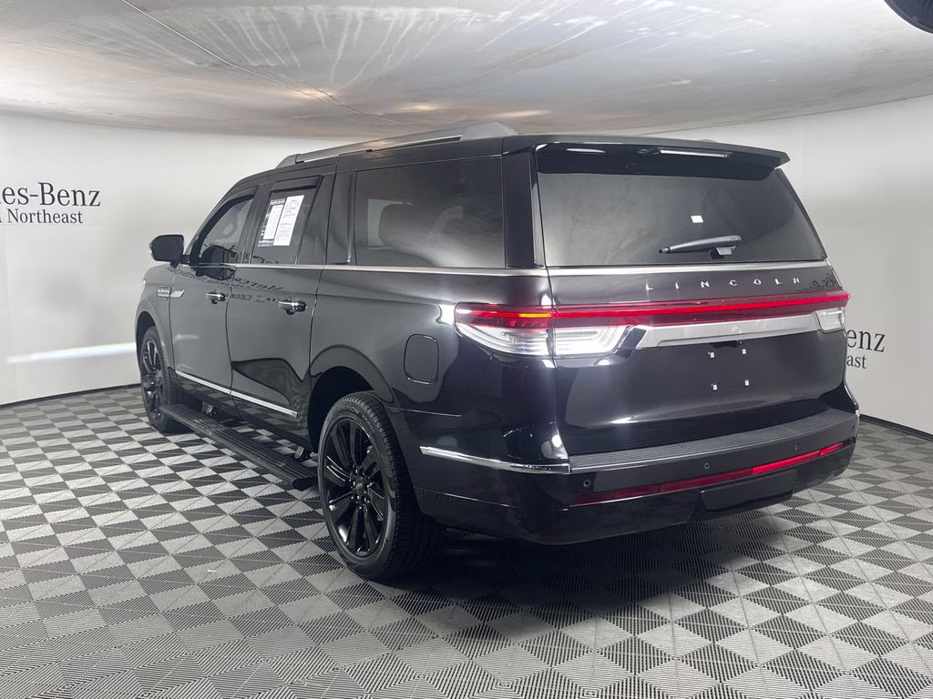 2024 Infinite Black Metallic Clearcoat Lincoln Navigator L Reserve 4X4 SUV