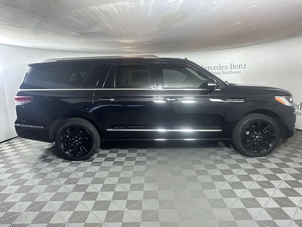 2024 Infinite Black Metallic Clearcoat Lincoln Navigator L Reserve 4X4 SUV