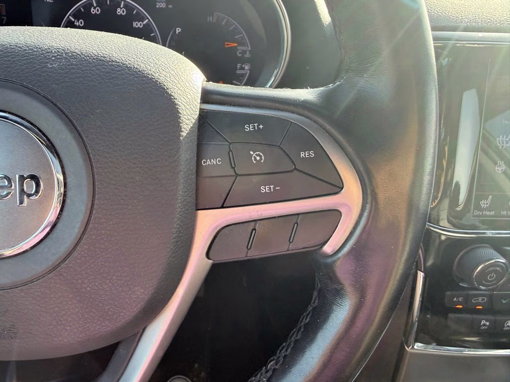 2021 Bright White Clearcoat Jeep Grand Cherokee Laredo X 4X4 SUV