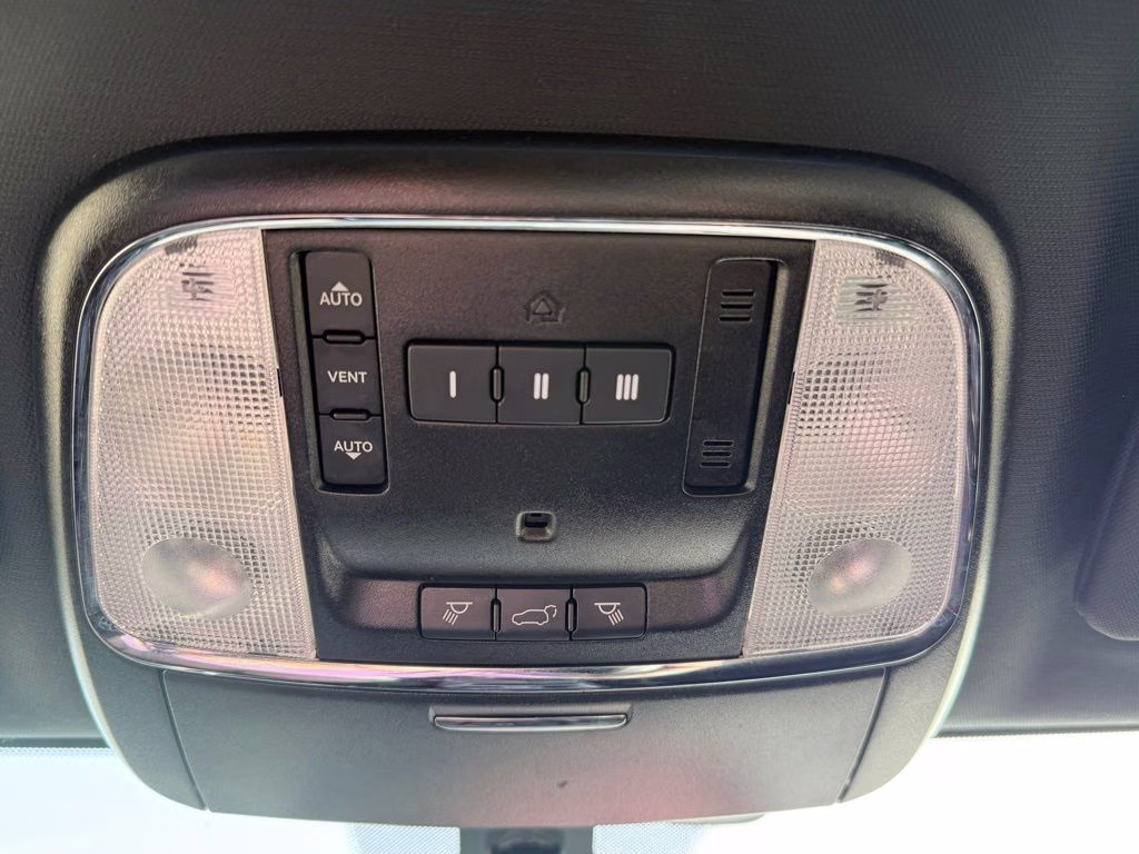 2021 Bright White Clearcoat Jeep Grand Cherokee Laredo X 4X4 SUV