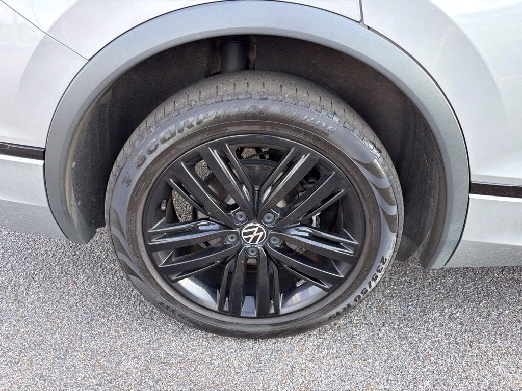 2022 Pyrite Silver Metallic Volkswagen Tiguan 2.0T SE R-Line Black FWD SUV