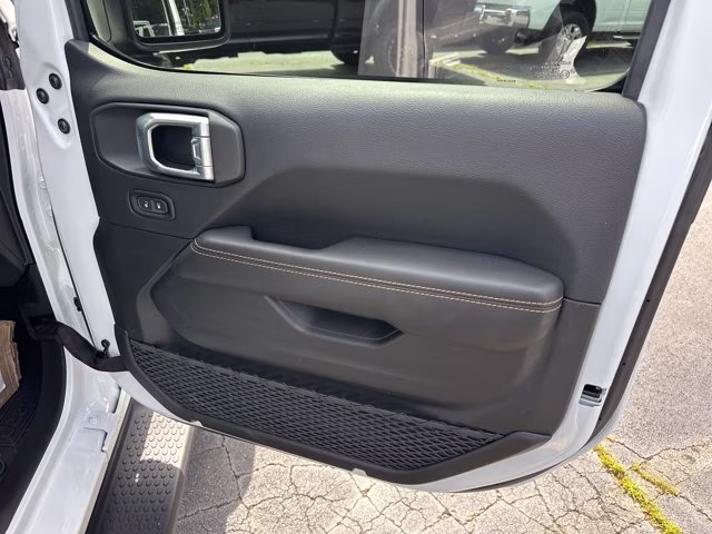 2026 Bright White Clearcoat Jeep Wrangler Sahara 4X4 Convertible