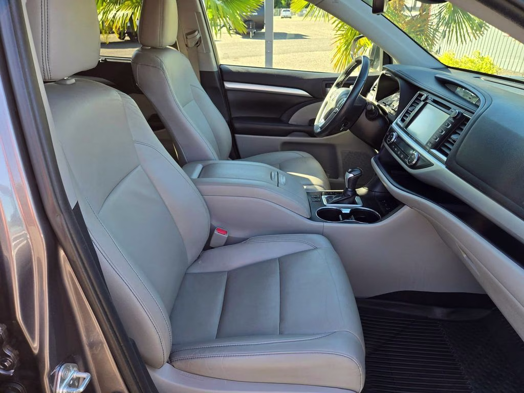 2019 Predawn Gray Mica Toyota Highlander XLE AWD SUV