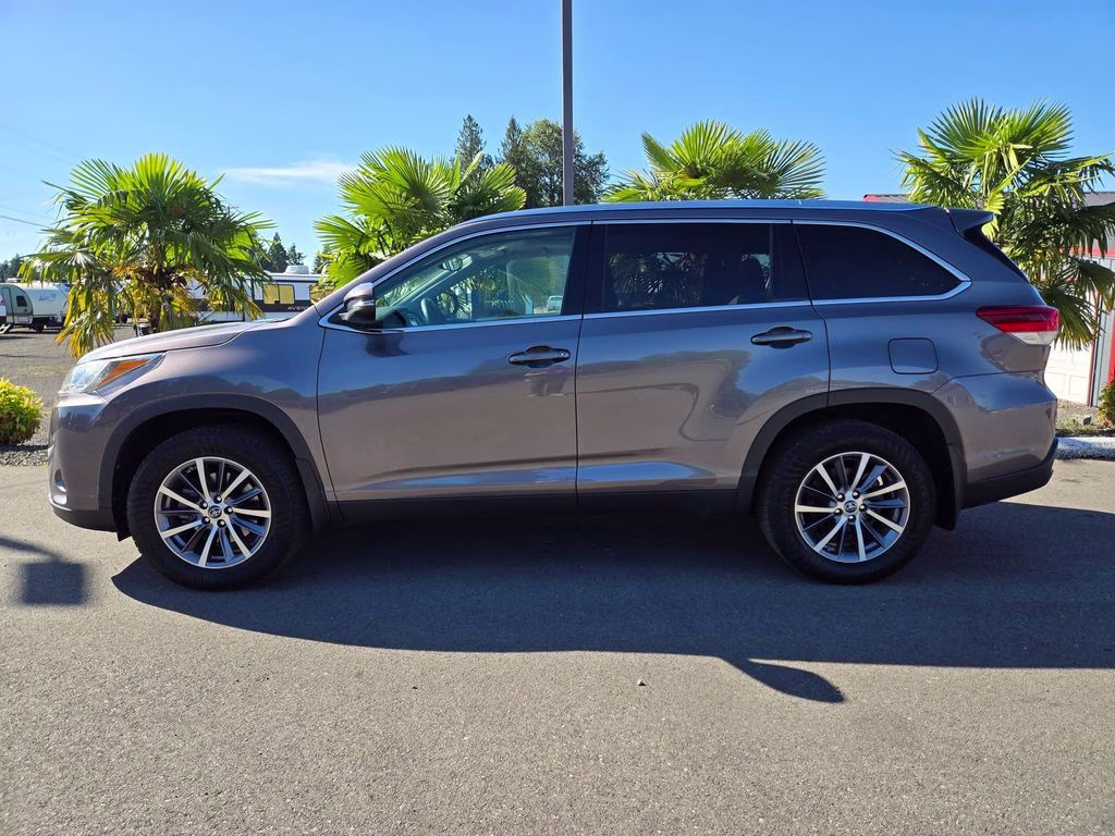 2019 Predawn Gray Mica Toyota Highlander XLE AWD SUV
