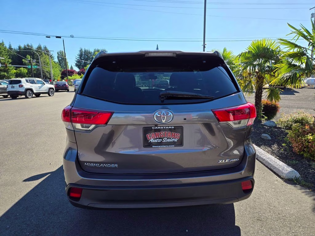 2019 Predawn Gray Mica Toyota Highlander XLE AWD SUV