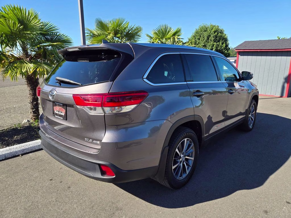 2019 Predawn Gray Mica Toyota Highlander XLE AWD SUV