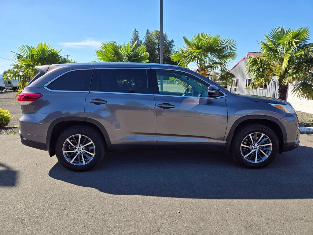 2019 Predawn Gray Mica Toyota Highlander XLE AWD SUV