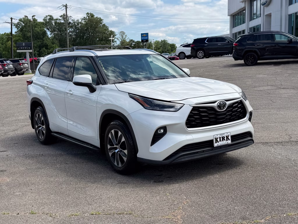 2021 Blizzard Pearl Toyota Highlander XLE FWD SUV