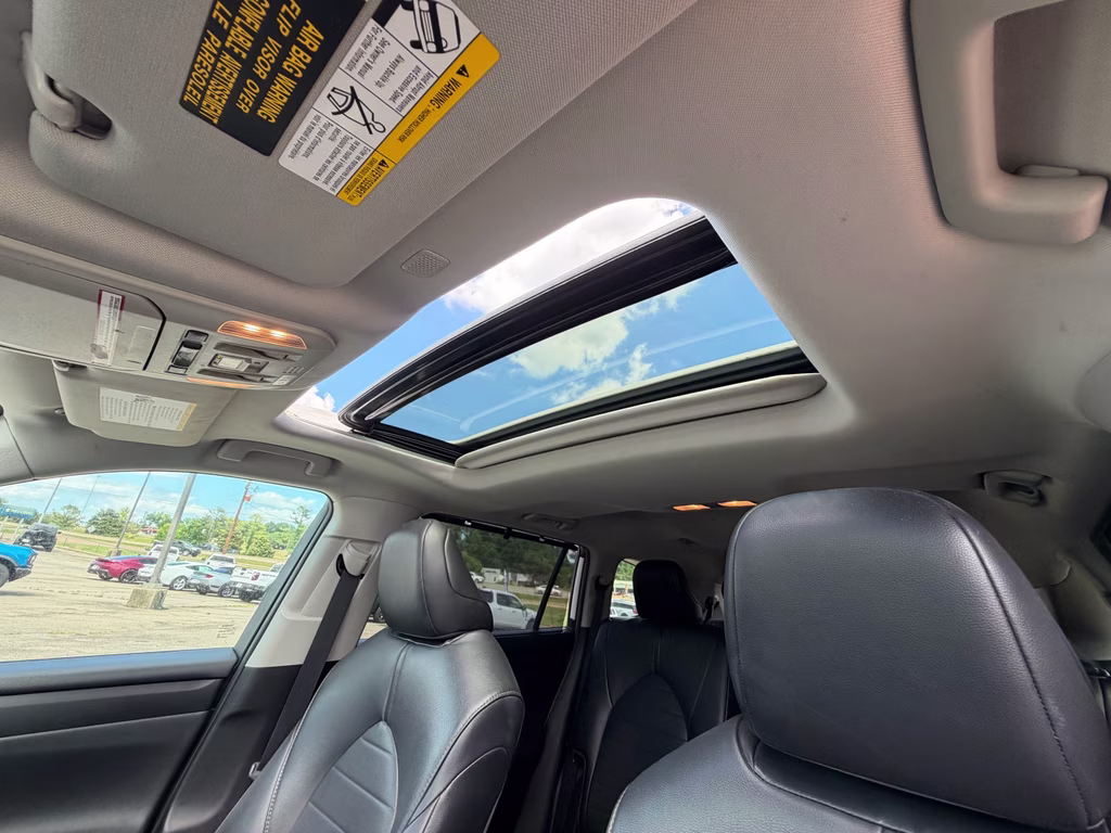 2021 Blizzard Pearl Toyota Highlander XLE FWD SUV