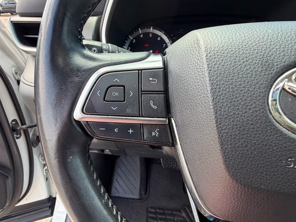2021 Blizzard Pearl Toyota Highlander XLE FWD SUV