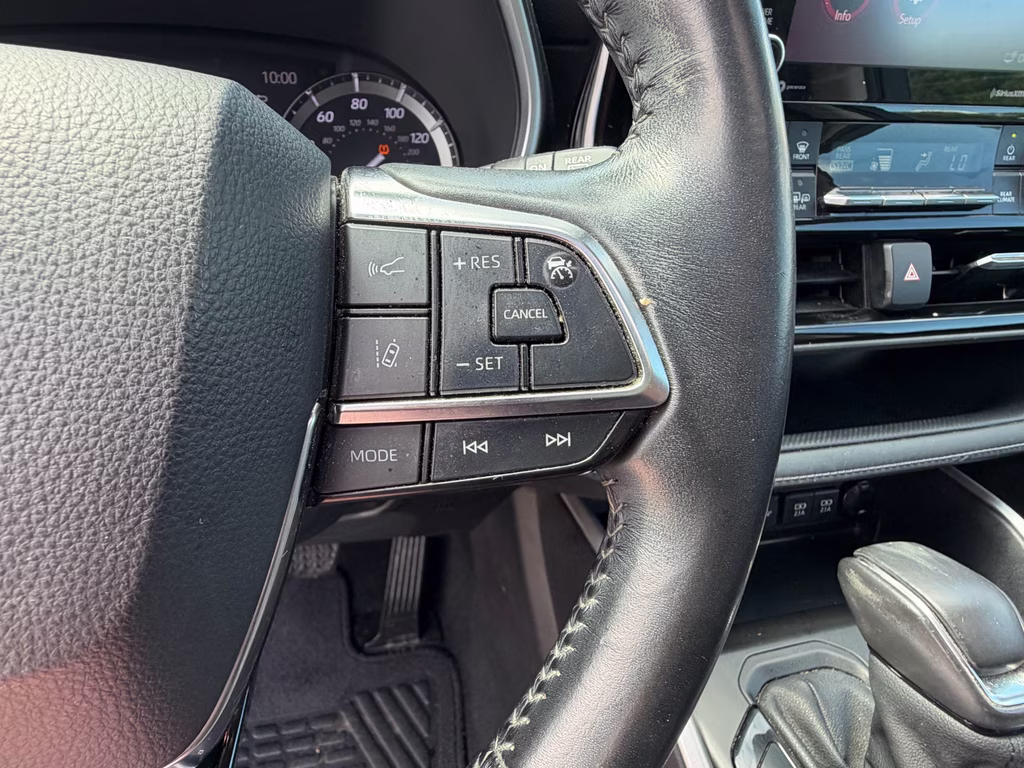 2021 Blizzard Pearl Toyota Highlander XLE FWD SUV