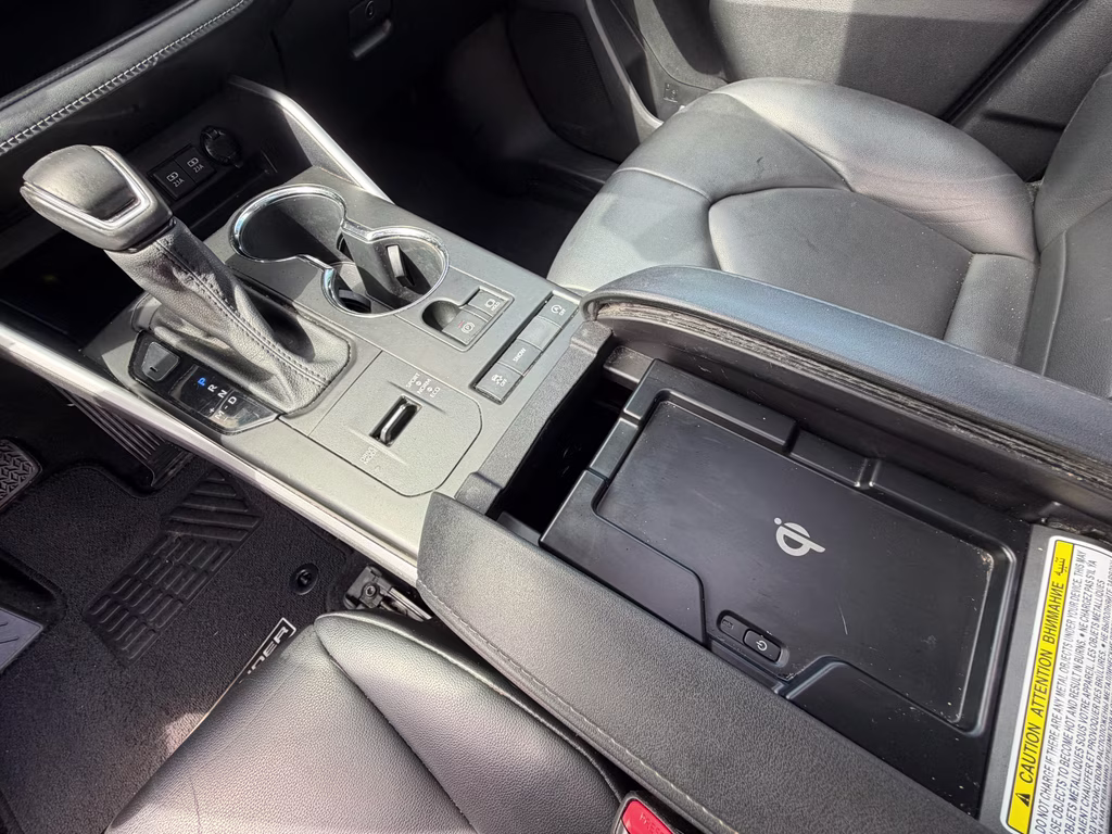 2021 Blizzard Pearl Toyota Highlander XLE FWD SUV