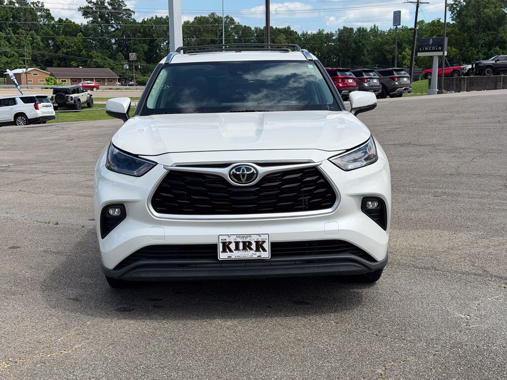 2021 Blizzard Pearl Toyota Highlander XLE FWD SUV