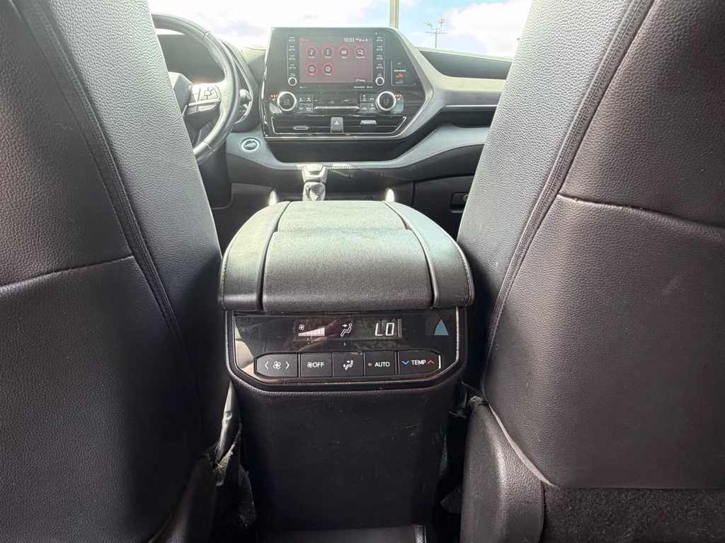 2021 Blizzard Pearl Toyota Highlander XLE FWD SUV