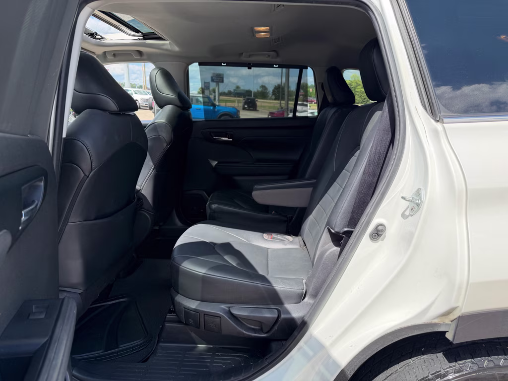2021 Blizzard Pearl Toyota Highlander XLE FWD SUV