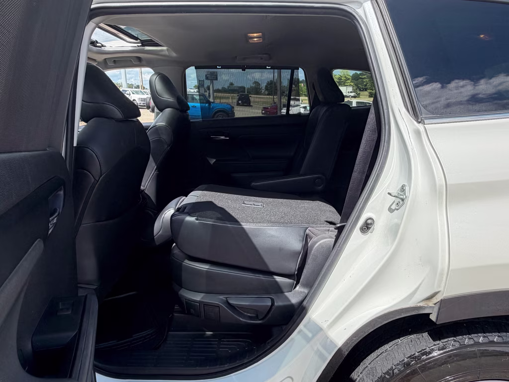 2021 Blizzard Pearl Toyota Highlander XLE FWD SUV