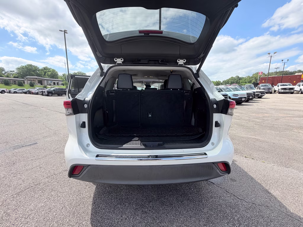 2021 Blizzard Pearl Toyota Highlander XLE FWD SUV
