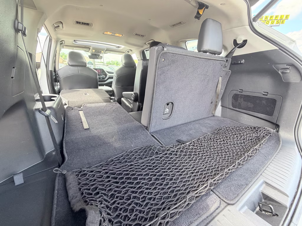 2021 Blizzard Pearl Toyota Highlander XLE FWD SUV