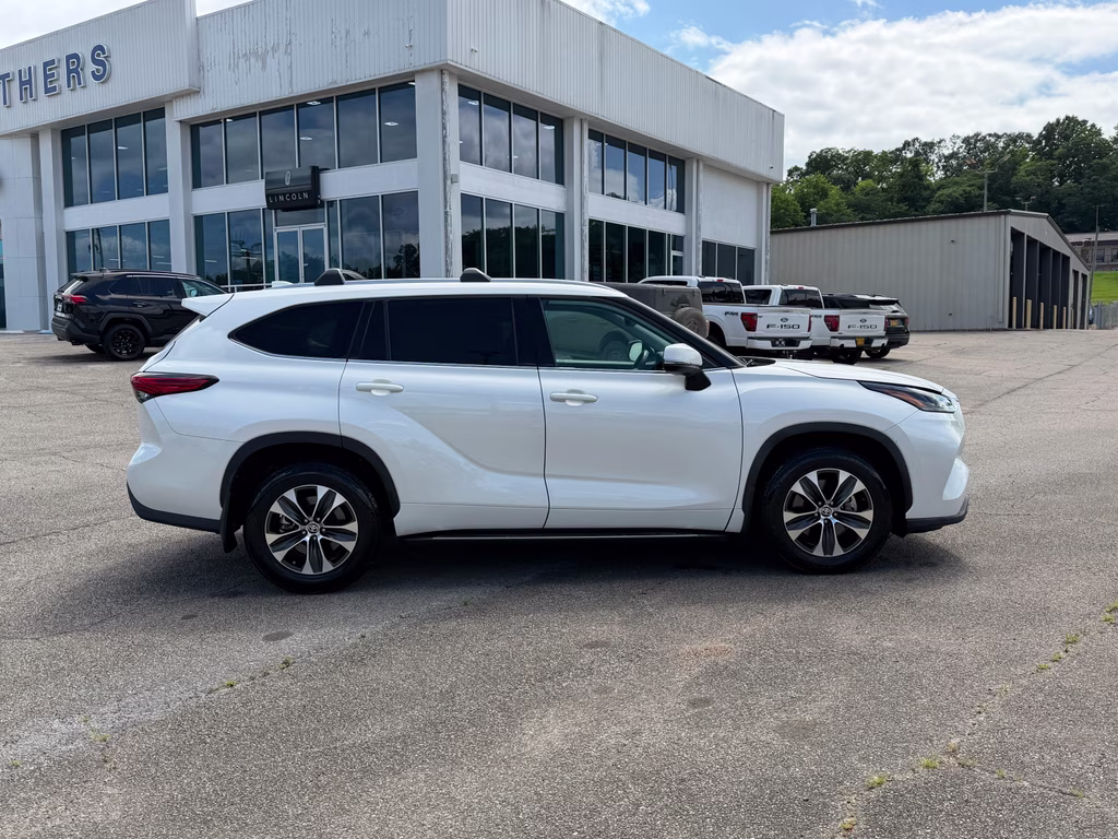 2021 Blizzard Pearl Toyota Highlander XLE FWD SUV