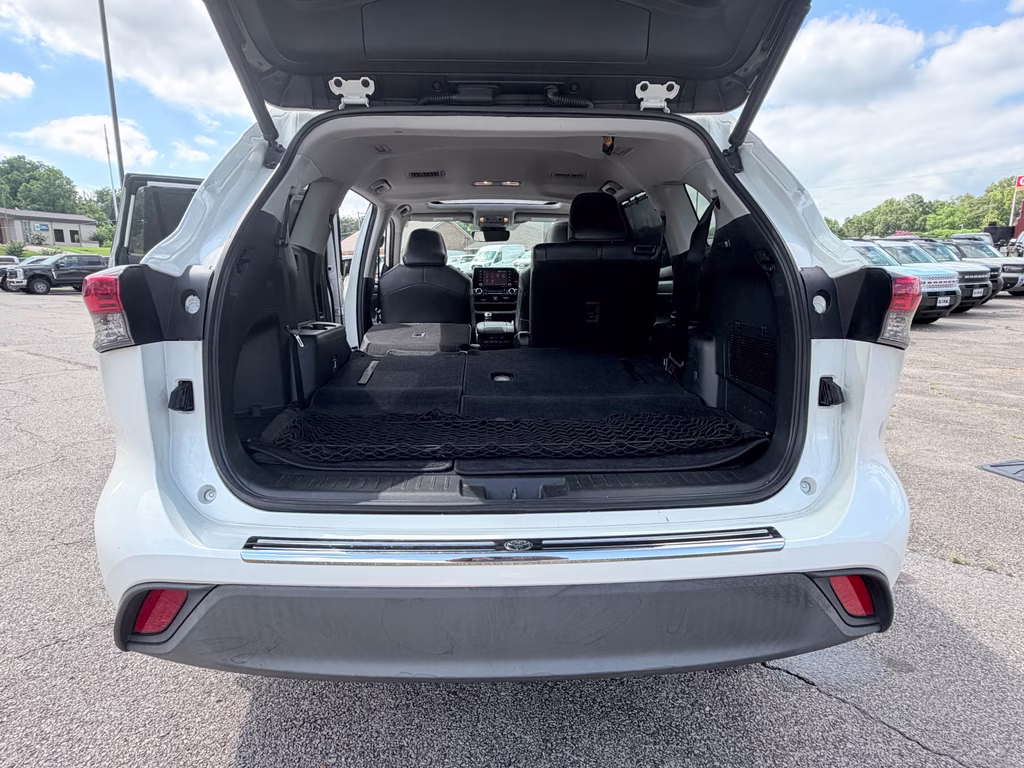 2021 Blizzard Pearl Toyota Highlander XLE FWD SUV