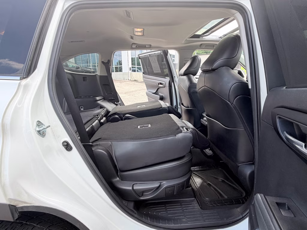 2021 Blizzard Pearl Toyota Highlander XLE FWD SUV