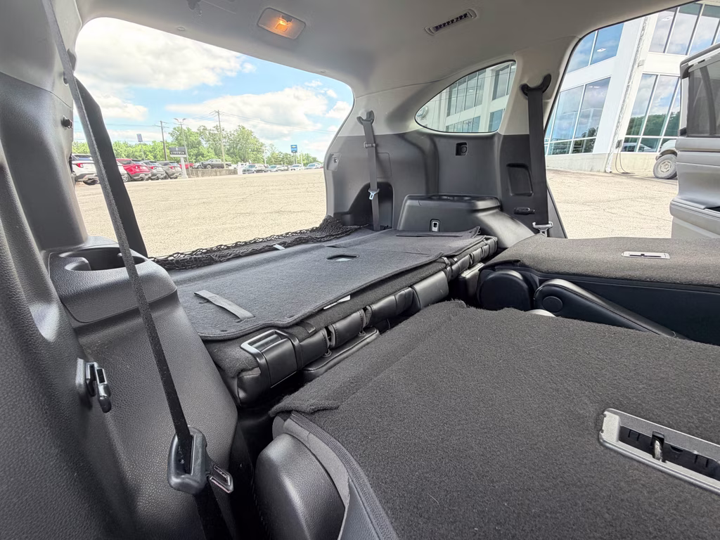2021 Blizzard Pearl Toyota Highlander XLE FWD SUV