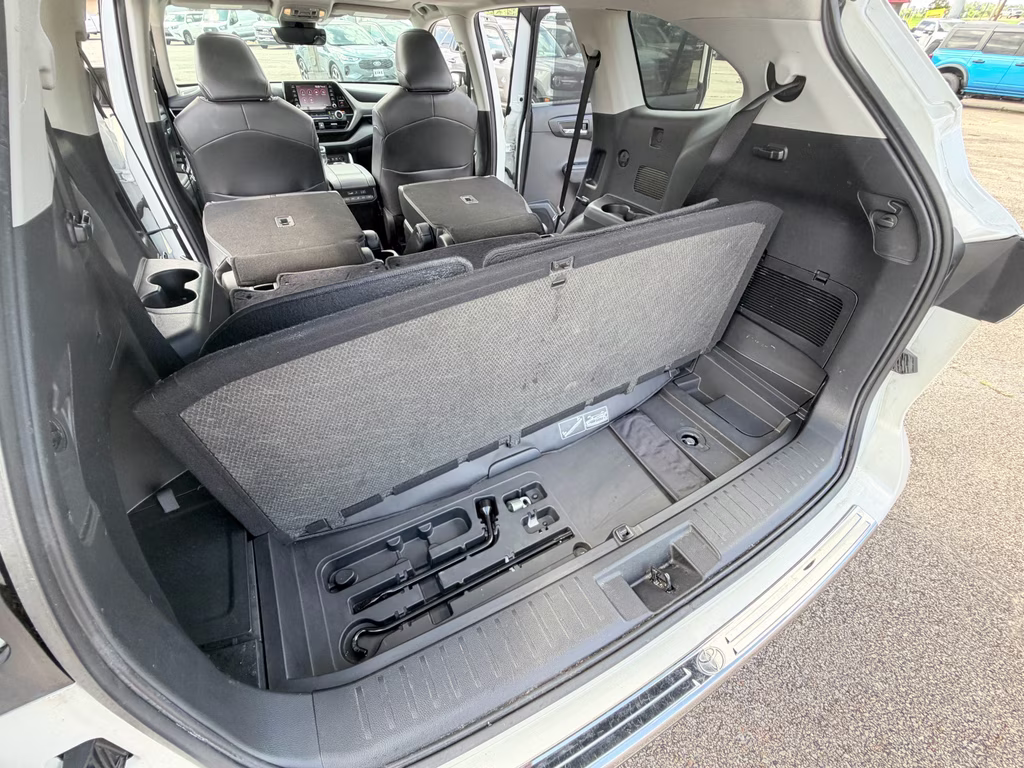 2021 Blizzard Pearl Toyota Highlander XLE FWD SUV