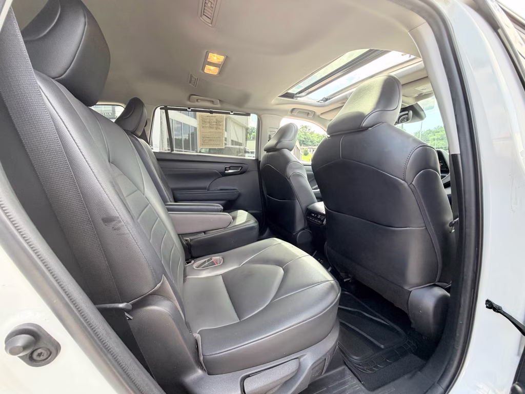 2021 Blizzard Pearl Toyota Highlander XLE FWD SUV
