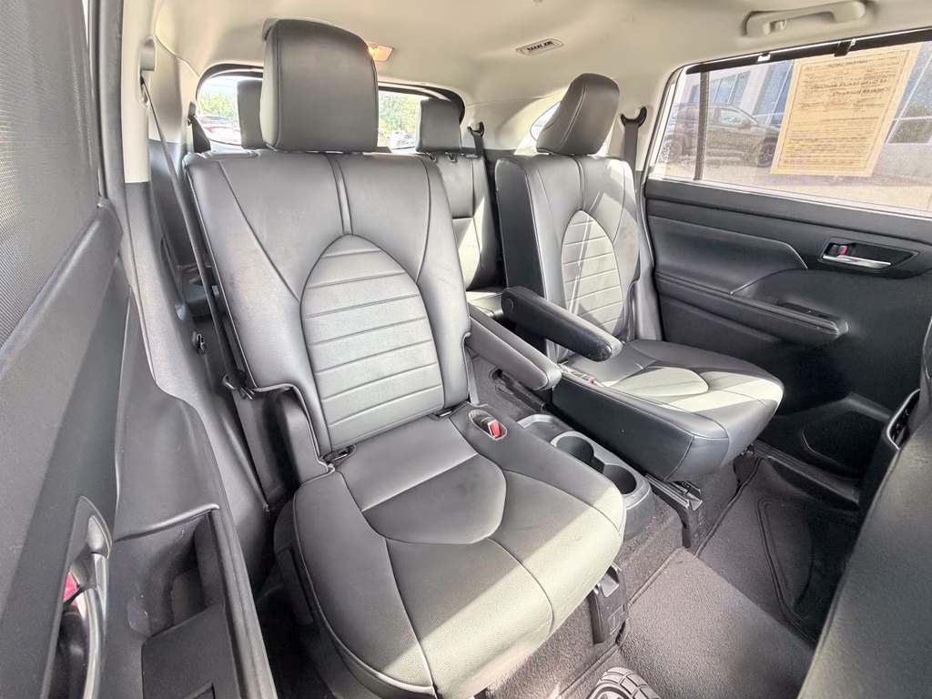 2021 Blizzard Pearl Toyota Highlander XLE FWD SUV