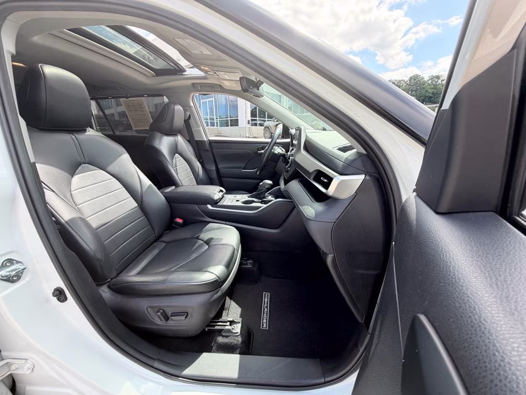 2021 Blizzard Pearl Toyota Highlander XLE FWD SUV