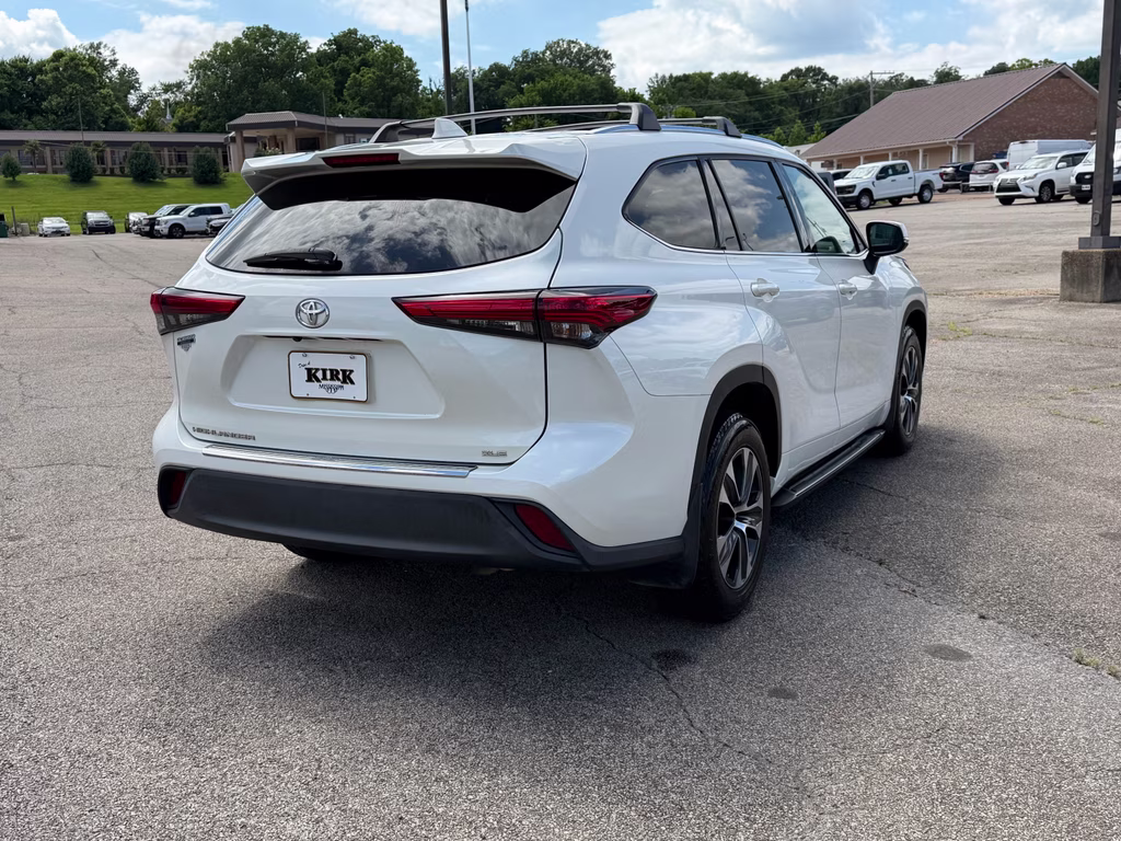 2021 Blizzard Pearl Toyota Highlander XLE FWD SUV