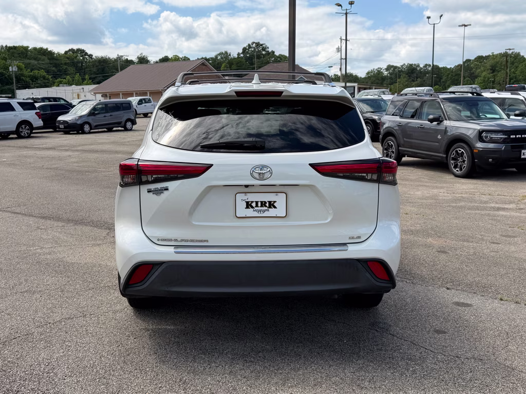 2021 Blizzard Pearl Toyota Highlander XLE FWD SUV