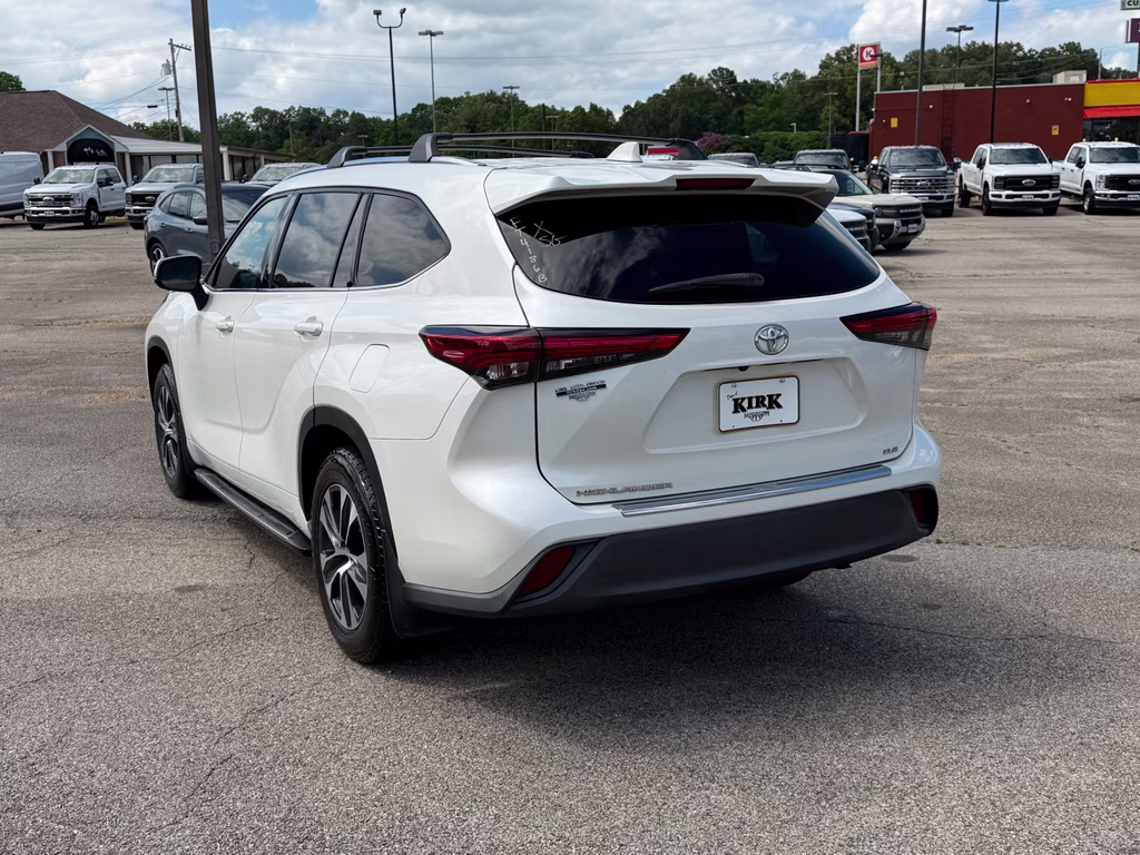 2021 Blizzard Pearl Toyota Highlander XLE FWD SUV