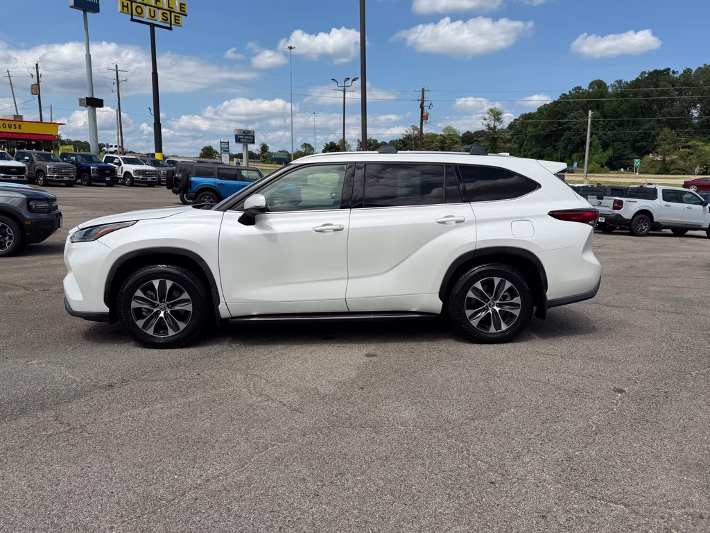2021 Blizzard Pearl Toyota Highlander XLE FWD SUV