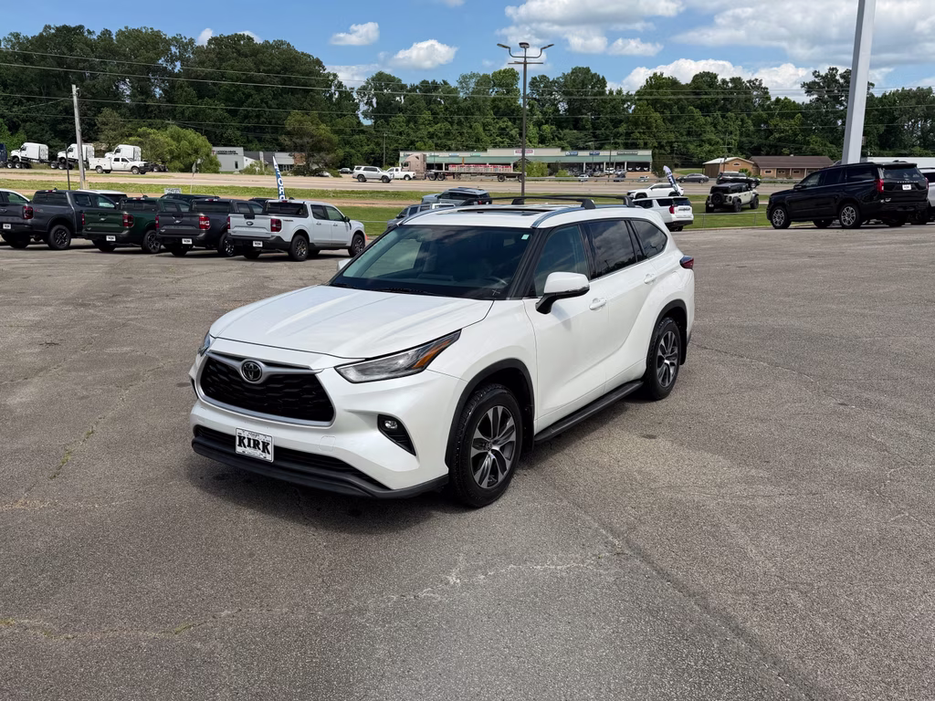 2021 Blizzard Pearl Toyota Highlander XLE FWD SUV