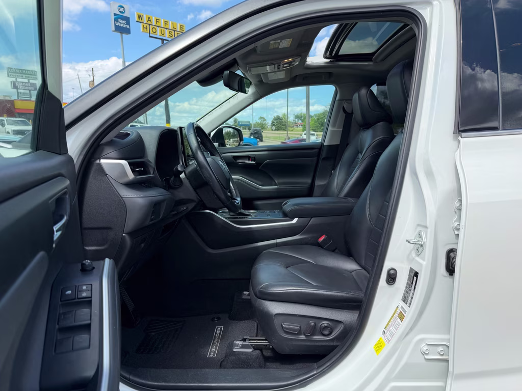 2021 Blizzard Pearl Toyota Highlander XLE FWD SUV