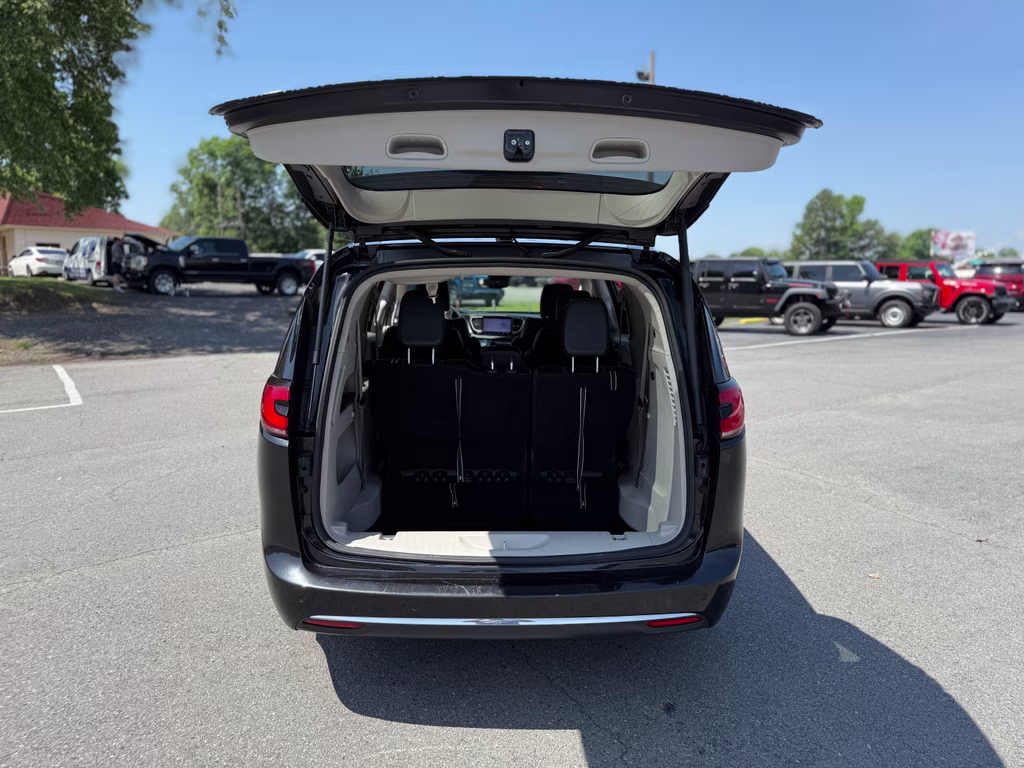 2023 Brilliant Black Crystal Pearlcoat Chrysler Pacifica Touring L FWD Van