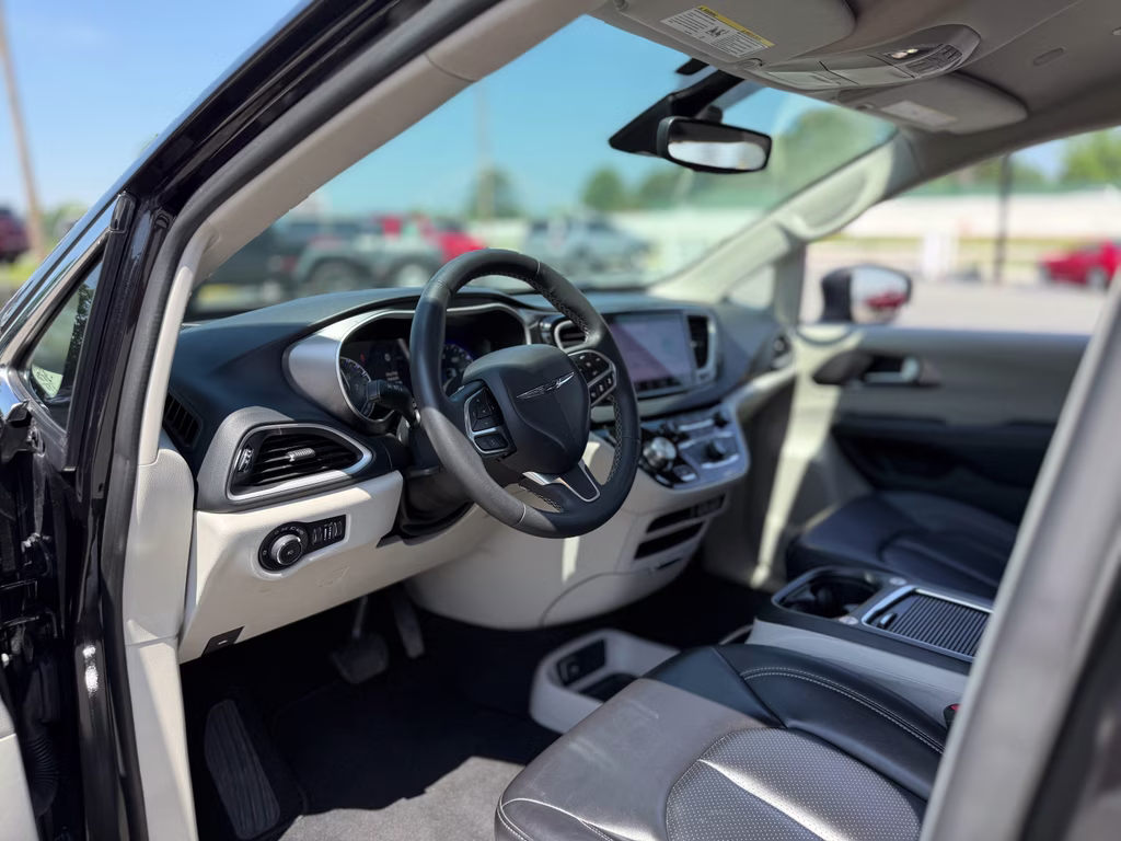 2023 Brilliant Black Crystal Pearlcoat Chrysler Pacifica Touring L FWD Van