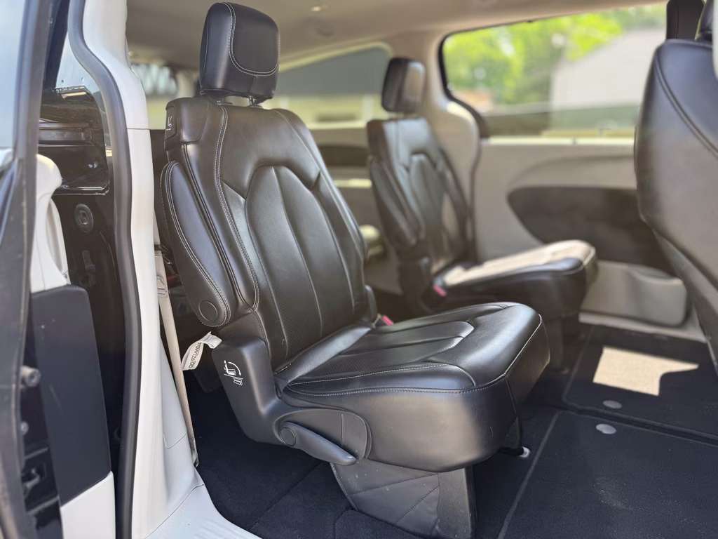 2023 Brilliant Black Crystal Pearlcoat Chrysler Pacifica Touring L FWD Van