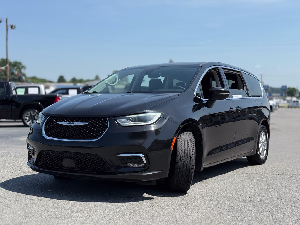 2023 Brilliant Black Crystal Pearlcoat Chrysler Pacifica Touring L FWD Van