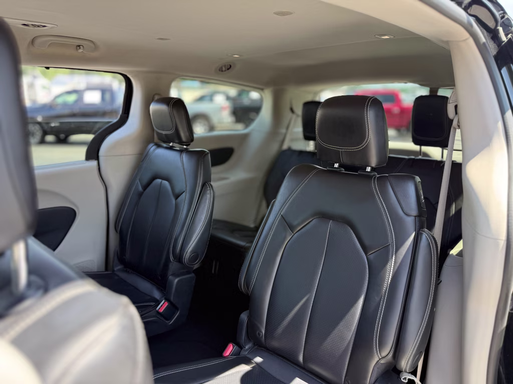2023 Brilliant Black Crystal Pearlcoat Chrysler Pacifica Touring L FWD Van