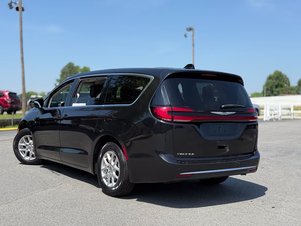 2023 Brilliant Black Crystal Pearlcoat Chrysler Pacifica Touring L FWD Van