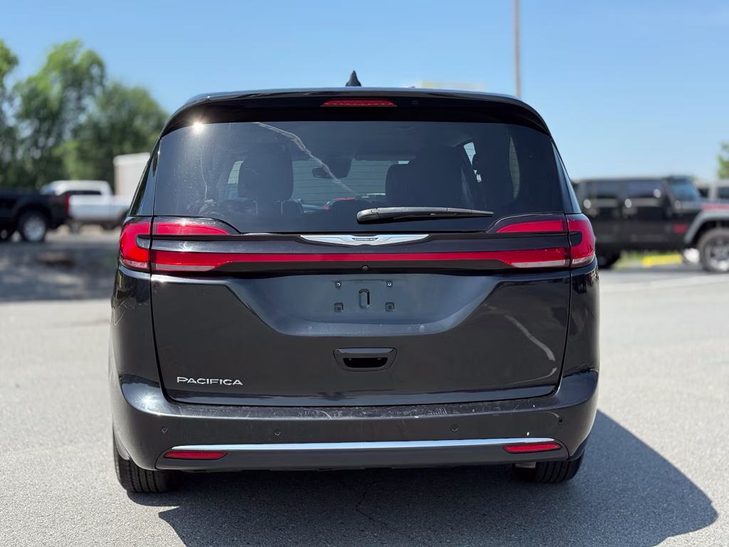 2023 Brilliant Black Crystal Pearlcoat Chrysler Pacifica Touring L FWD Van