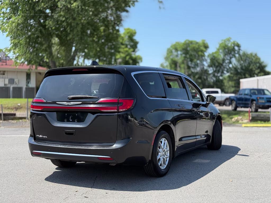 2023 Brilliant Black Crystal Pearlcoat Chrysler Pacifica Touring L FWD Van