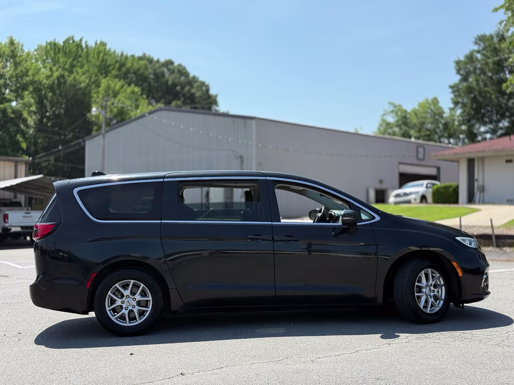 2023 Brilliant Black Crystal Pearlcoat Chrysler Pacifica Touring L FWD Van