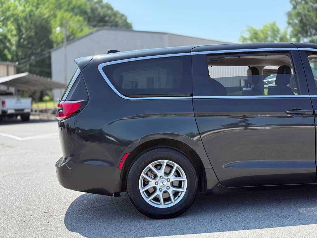 2023 Brilliant Black Crystal Pearlcoat Chrysler Pacifica Touring L FWD Van