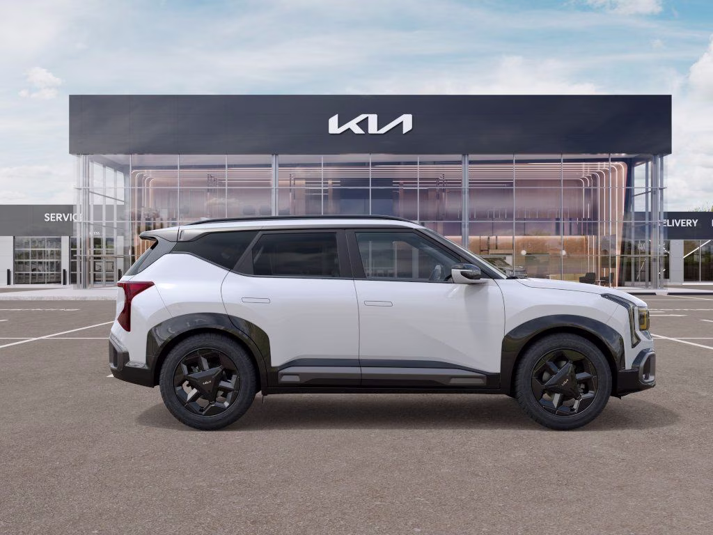 2027 Snow White Pearl Kia Seltos X-Line AWD SUV