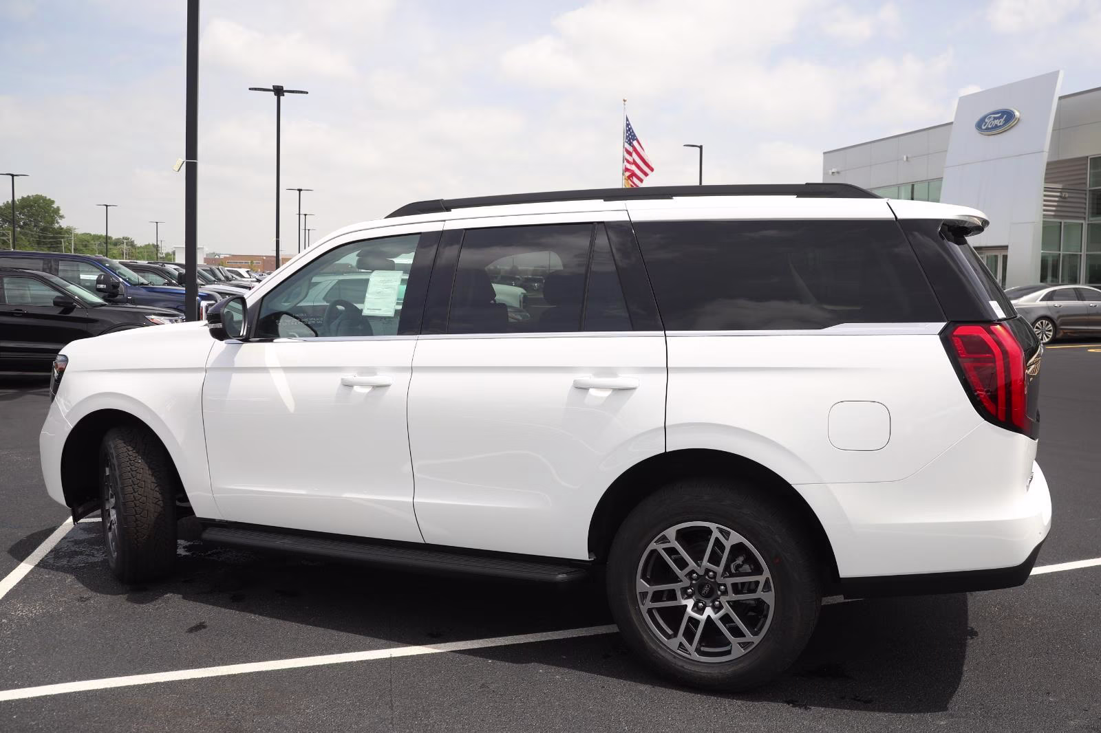 2026 Star White Metallic Tri-Coat Ford Expedition Active 4X4 SUV